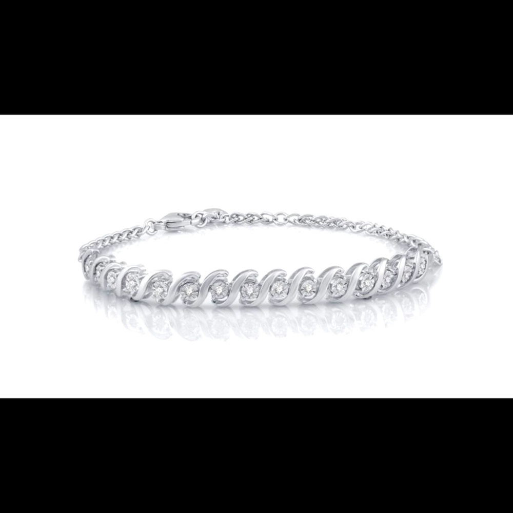 Like new 1/4 Carat T.W Diamond Sterling Silver Adjustable Tennis Bracelet.